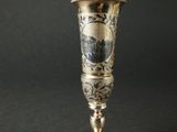 une coupe ancienne en argent sur laquelle est représenté un château