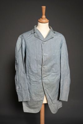un blazer à rayures bleues et blanches sur un mannequin