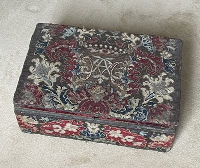 une petite boîte ornée d'un motif floral