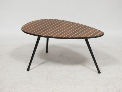 une table basse ovale avec un plateau en bois et des pieds noirs