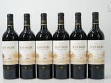 six bouteilles de vin sont alignées sur une table