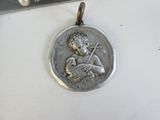 une médaille d'argent représentant un homme tenant une épée