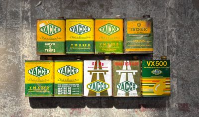Plusieurs paquets de cigarettes de différentes marques sont empilés les uns sur les autres.