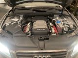 une voiture dont le capot est ouvert et qui contient le moteur