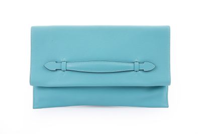 une pochette en cuir bleu sur fond blanc