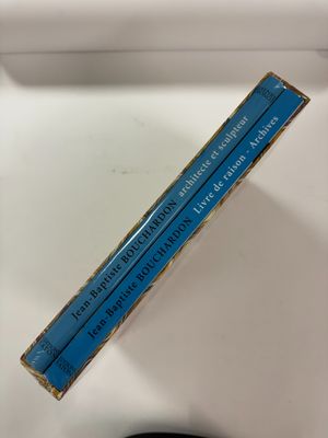 un livre bleu posé sur des toilettes blanches