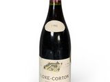 une bouteille de vin posée sur une table