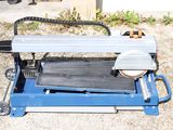 une machine bleue posée sur le sol