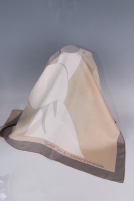 un morceau de tissu posé sur une table