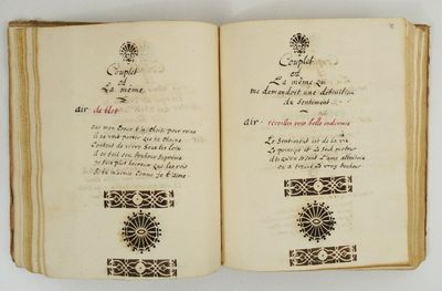un livre ouvert, marqué d'une croix, posé sur une table