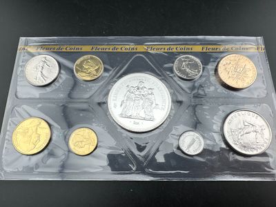 une photo d'un ensemble de pièces de monnaie dans un étui en plastique