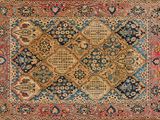 un tapis persan ancien aux motifs bleus, rouges et jaunes