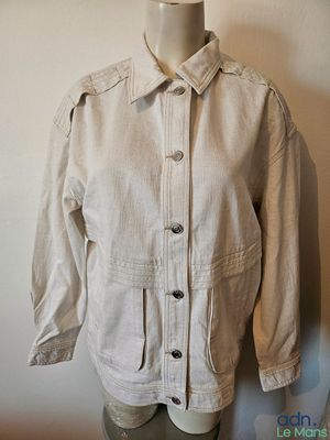 une photo d'un mannequin portant une veste