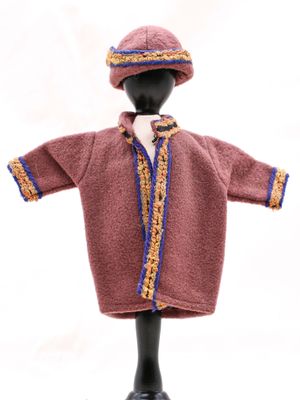 un mannequin vêtu d'un manteau et d'un chapeau roses