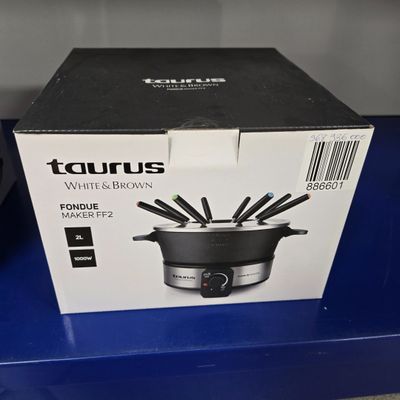 une boîte qui contient tout un tas de couteaux