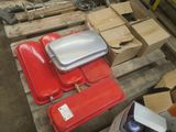de nombreux cartons et conteneurs posés sur une palette
