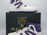 une paire de baskets montantes violettes et blanches posée sur une boîte