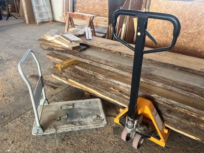plusieurs pièces de bois sont empilées sur une palette dans un entrepôt