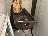 un sac posé sur une table près d'une porte