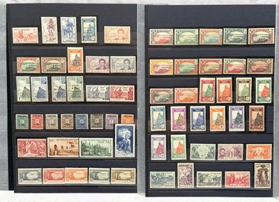 de nombreux types de timbres exposés sur le mur