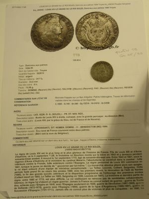 une image représentant une feuille de papier sur laquelle est posée une pièce de monnaie