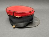 un chapeau rouge et noir posé sur un chapeau noir