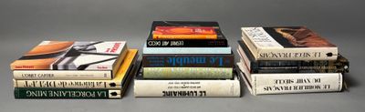 plusieurs livres sont empilés sur une table