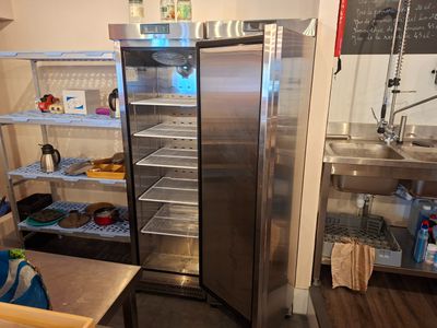 un réfrigérateur ouvert dans une petite cuisine