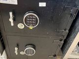 un coffre-fort muni d'une serrure à combinaison sur la porte
