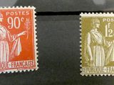 deux timbres-poste sur lesquels figurent une femme et un homme
