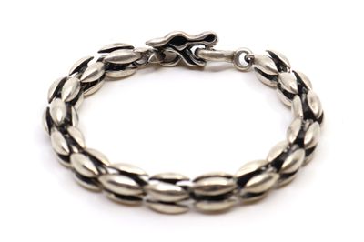 gros plan d'un bracelet en argent sur fond blanc