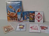 un lot de cartes posées sur une table