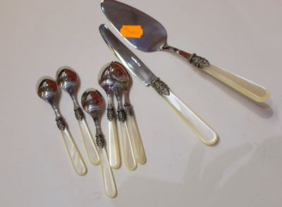 cinq cuillères, un couteau et une cuillère sur une table