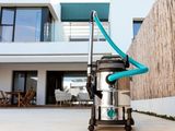 une photo d'un aspirateur devant une maison