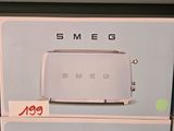 deux grille-pain Smeg empilés l'un sur l'autre