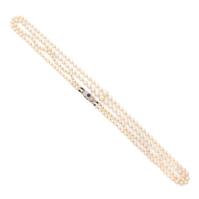 un collier de perles à un rang muni d'un fermoir
