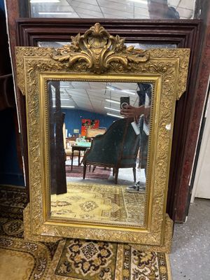 un miroir posé sur le sol devant une chaise