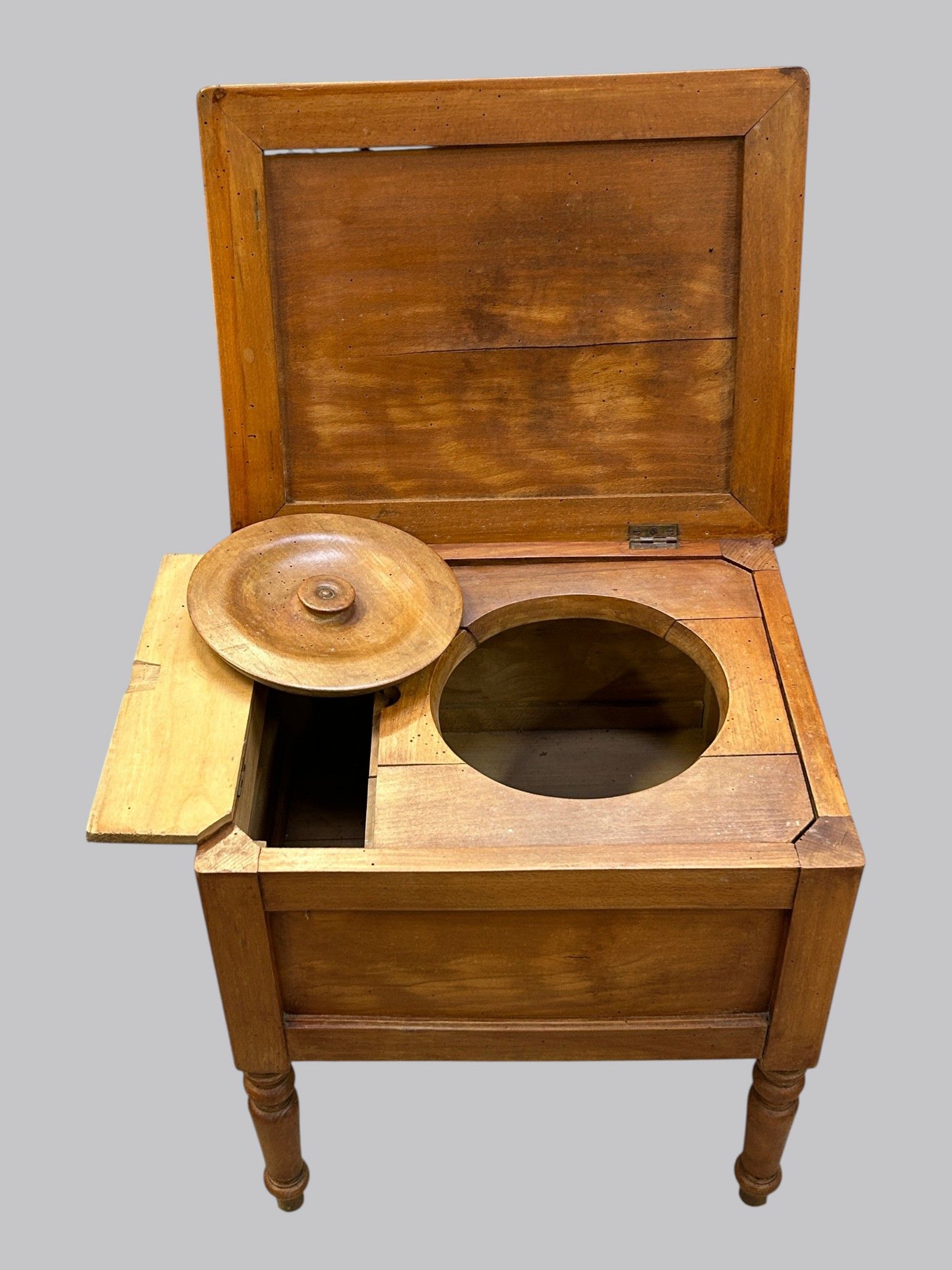 Petit cabinet d'aisance en bois fruitier, teinté miel, abatt…