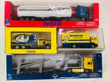 trois types différents de camions miniatures dans la boîte