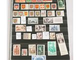 de nombreux types de timbres exposés au mur