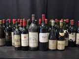 Des bouteilles de vin sont alignées sur une table devant un fond noir.