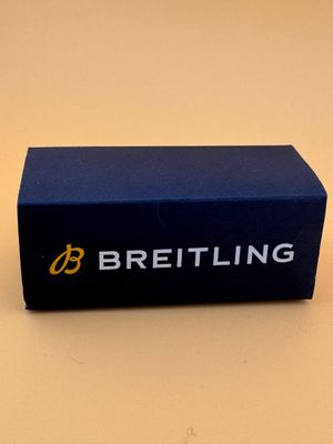 un gros plan sur une boîte bleue sur laquelle figure un logo