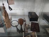 une vitrine en verre contenant divers objets