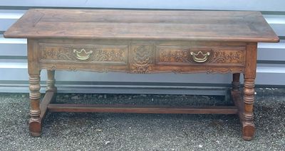 une petite table en bois surmontée d'un tiroir