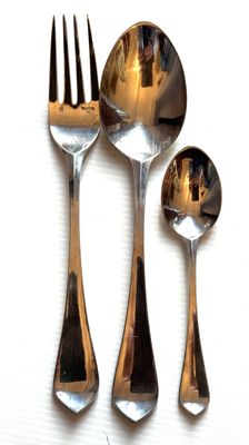 trois cuillères et une fourchette sur une table blanche