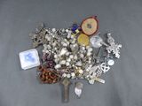 une pile de bijoux assortis sur une table