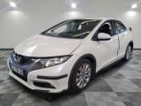 La Honda Civic blanche est garée sur un sol en carrelage à damier.