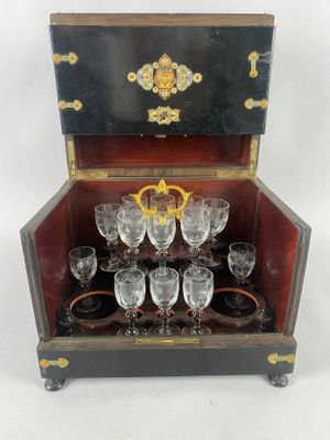 une petite boîte en bois contenant des verres à vin