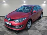 la voiture rouge est garée sur un sol en damier dans le garage