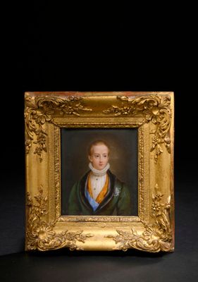 portrait d'un jeune garçon vêtu d'un manteau vert, dans un cadre doré